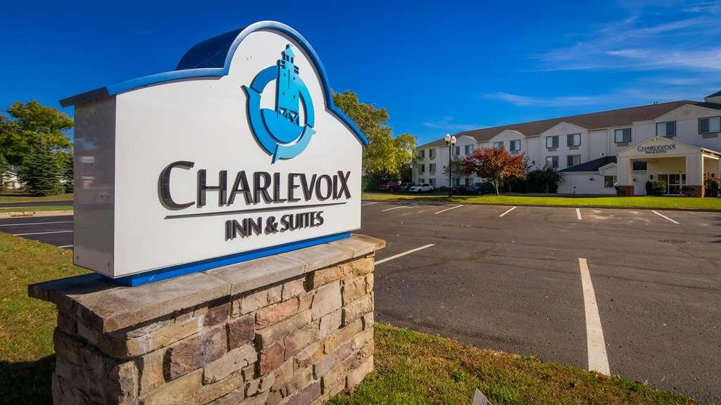 Charlevoix Inn & Suites Surestay Collection By Best Western Exteriér fotografie